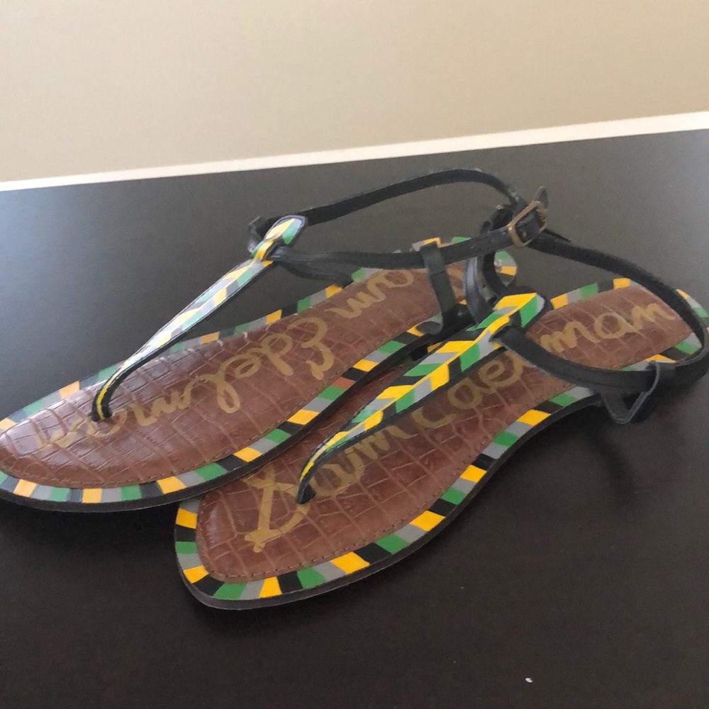 Cutest flat sole Sandle with great color.